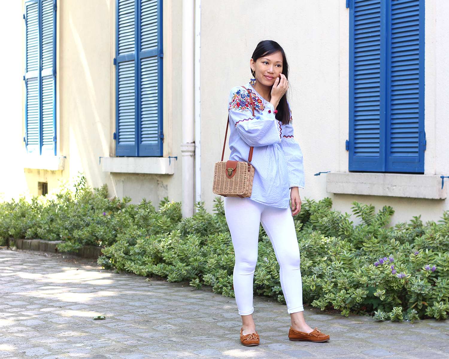 petite and so what - tenue ethnique - blouse brodee fleurs Zara 6