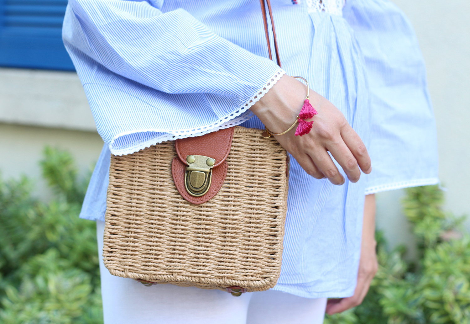 petite and so what - tenue ethnique - panier la redoute et bracelet mouton reveur