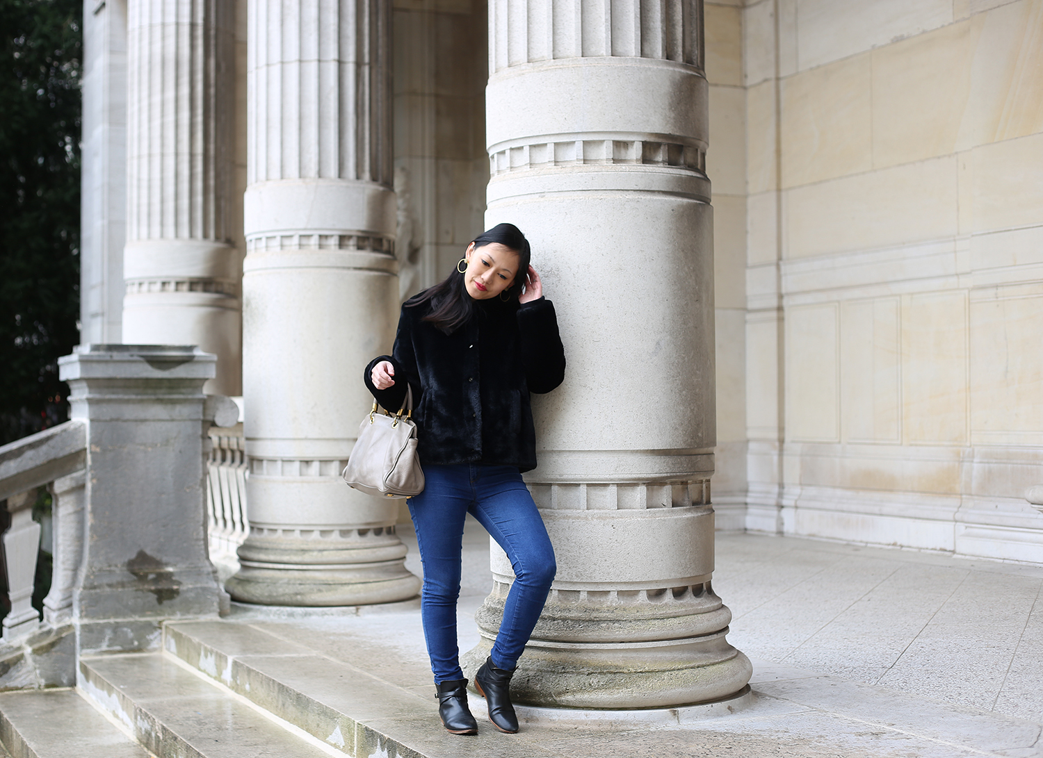 petite and so what - comment porter la fausse fourrure - blog mode petite